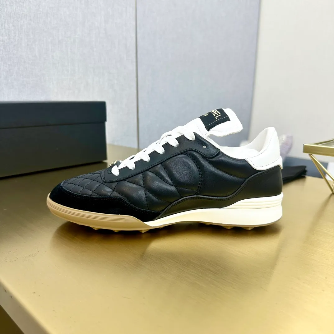 👟👟Ex-factory price 520👟👟 Top version Chanel Chanel - 2023 counter top casual sports shoes. This classic design; the upper is electro-embroidered with a variety of techniques; the outsole is fashionable and sporty; it is unusual to incorporate a variety of color matching elements... The diversified mix and match is very beautiful and versatile, and can be used for leisure, fashion, sports and outdoor... ꫛꫀꪝ Go➫ Material: ❶The upper is made of: original imported mercerized velvet + double-layer breathable mesh ❷The inner part is made of: the original imported breathable mesh ❸The outsole is based on: original TPU combination outsole Special counter boutique packaging complete set for women 35–41